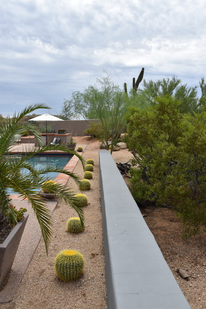 Diseño de patio de estilo americano grande sin cubierta en patio trasero con brasero y losas de hormigón