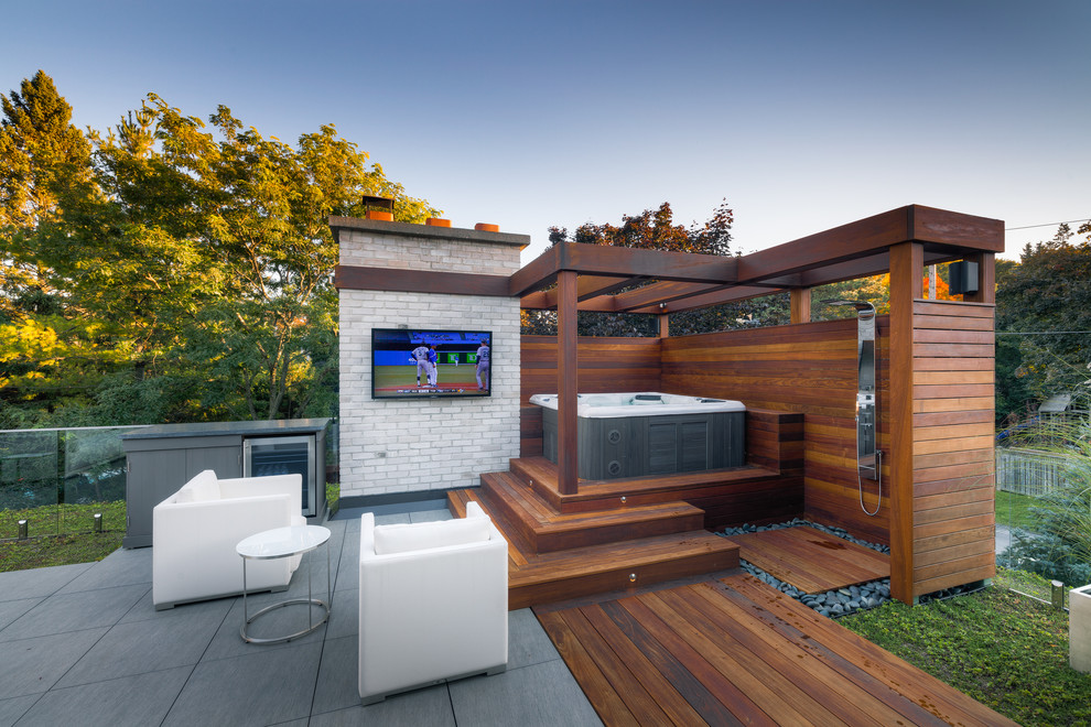 Exemple d'une terrasse avec une douche extérieure arrière moderne de taille moyenne avec une pergola.
