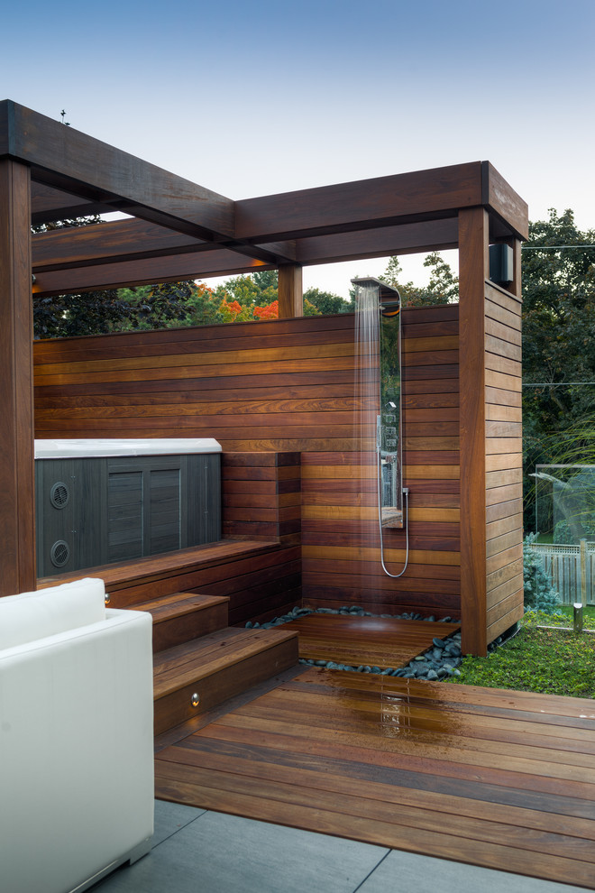 Idée de décoration pour une terrasse avec une douche extérieure arrière design de taille moyenne avec aucune couverture.