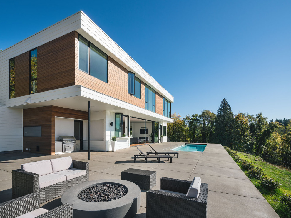 Стильный дизайн: двор на заднем дворе в стиле модернизм с покрытием из бетонных плит без защиты от солнца - последний тренд