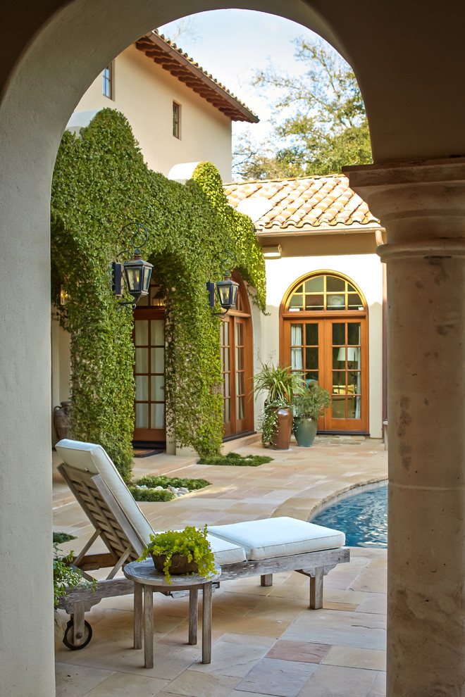 ヒューストンにある地中海スタイルのおしゃれなテラス・中庭 (日よけなし) の写真