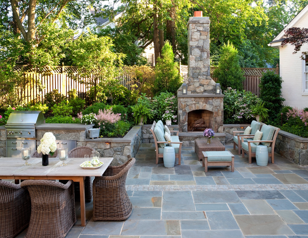 Foto de patio clásico sin cubierta con chimenea