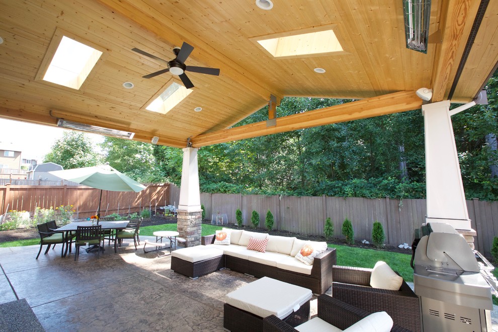 Стильный дизайн: двор среднего размера на заднем дворе в современном стиле с покрытием из бетонных плит и навесом - последний тренд