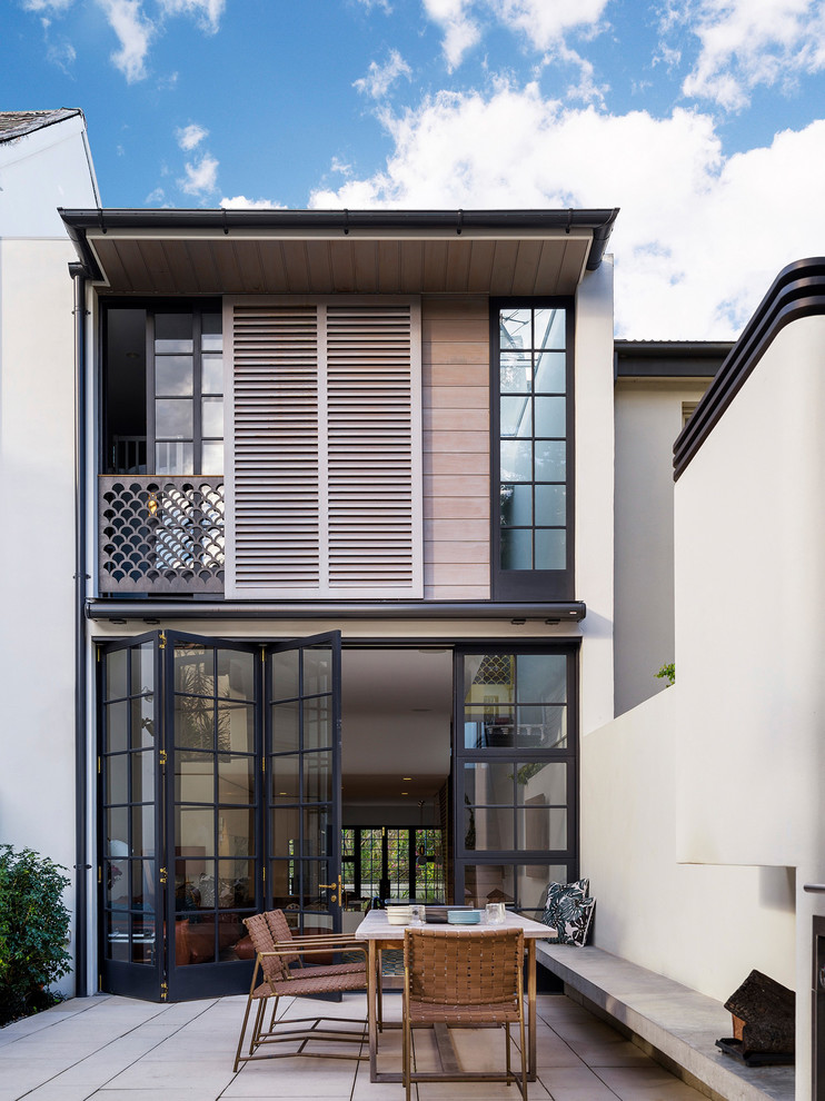 Идея дизайна: двор на заднем дворе в стиле неоклассика (современная классика) с покрытием из каменной брусчатки без защиты от солнца