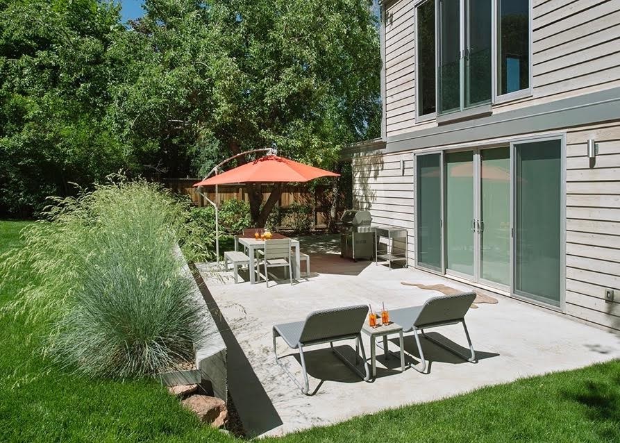 Foto di un patio o portico contemporaneo di medie dimensioni e dietro casa con lastre di cemento e nessuna copertura