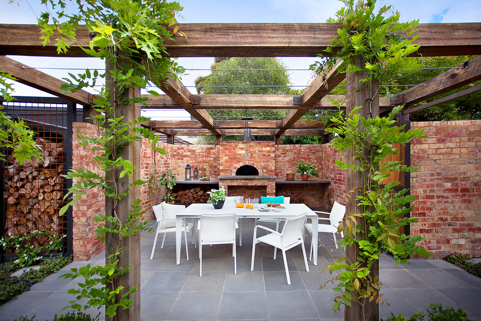Идея дизайна: пергола во дворе частного дома на заднем дворе в классическом стиле с летней кухней