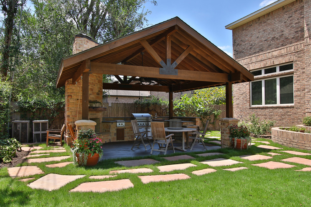 Großer Rustikaler Patio hinter dem Haus mit Outdoor-Küche, Betonboden und Gazebo in Houston