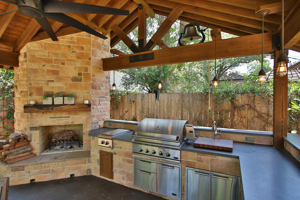 Diseño de patio rústico grande en patio trasero con cocina exterior, adoquines de hormigón y cenador
