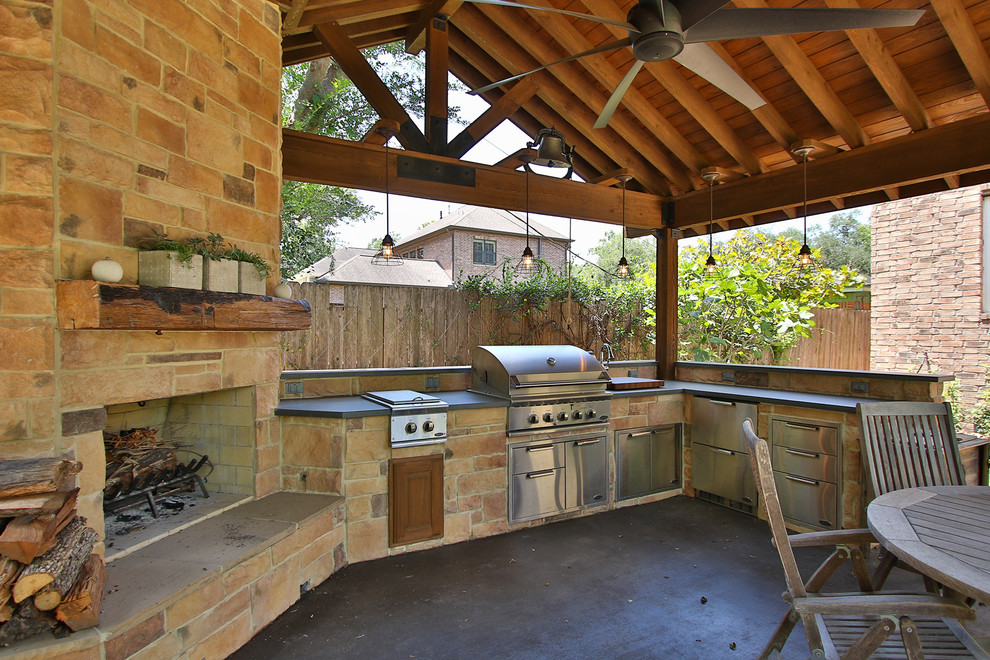 Diseño de patio rural grande en patio trasero con cocina exterior, adoquines de hormigón y cenador