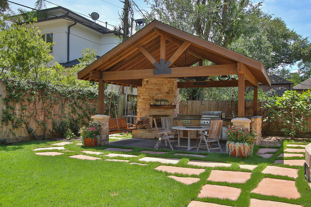 Aménagement d'une grande terrasse arrière montagne avec une cuisine d'été, des pavés en béton et un gazebo ou pavillon.