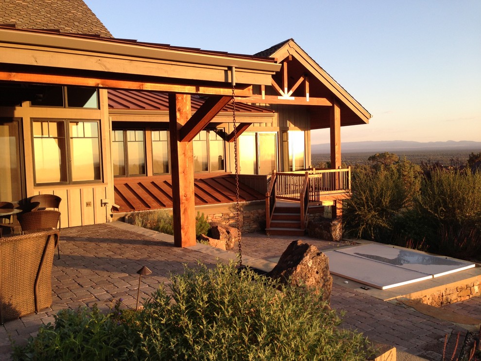 Cette photo montre une terrasse arrière nature avec des pavés en béton et une extension de toiture.