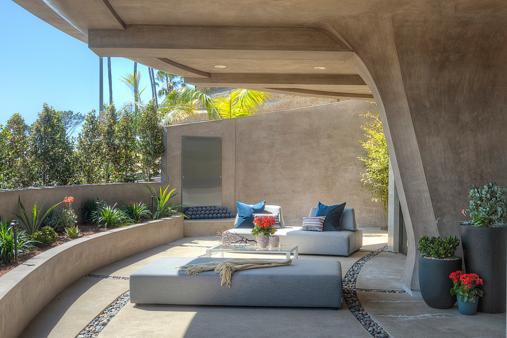 Свежая идея для дизайна: двор в современном стиле с покрытием из бетонных плит и навесом - отличное фото интерьера