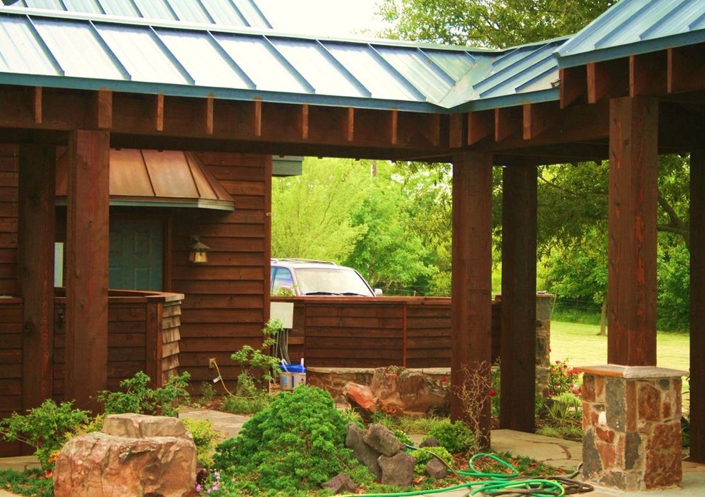 Foto de patio rústico en patio trasero y anexo de casas con brasero y adoquines de piedra natural