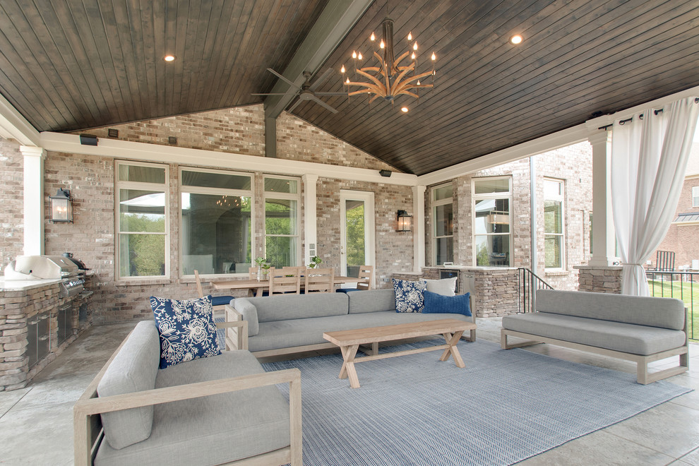 Источник вдохновения для домашнего уюта: большой двор на заднем дворе в стиле ретро с летней кухней, покрытием из бетонных плит и навесом