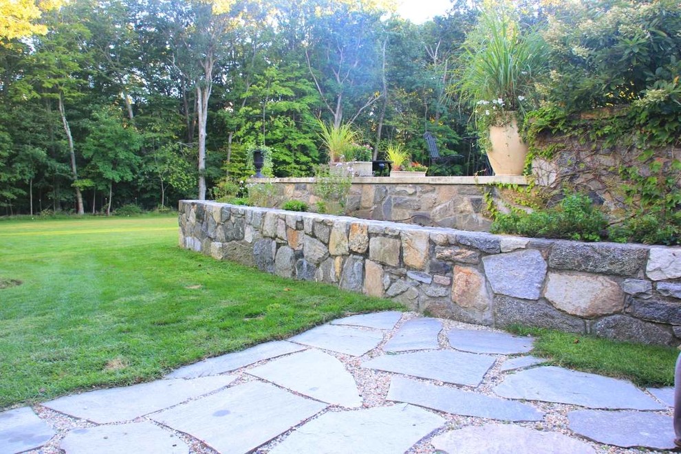 Exemple d'une terrasse arrière craftsman de taille moyenne avec des pavés en pierre naturelle, une cuisine d'été et aucune couverture.