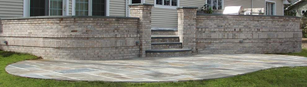 Foto de patio tradicional en patio trasero con cocina exterior y adoquines de piedra natural