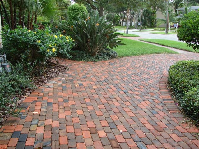 This is an example of a traditional patio in Tampa.