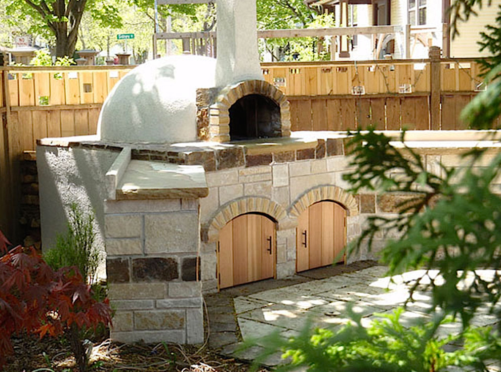 Exemple d'une terrasse arrière sud-ouest américain de taille moyenne avec une cuisine d'été et des pavés en béton.