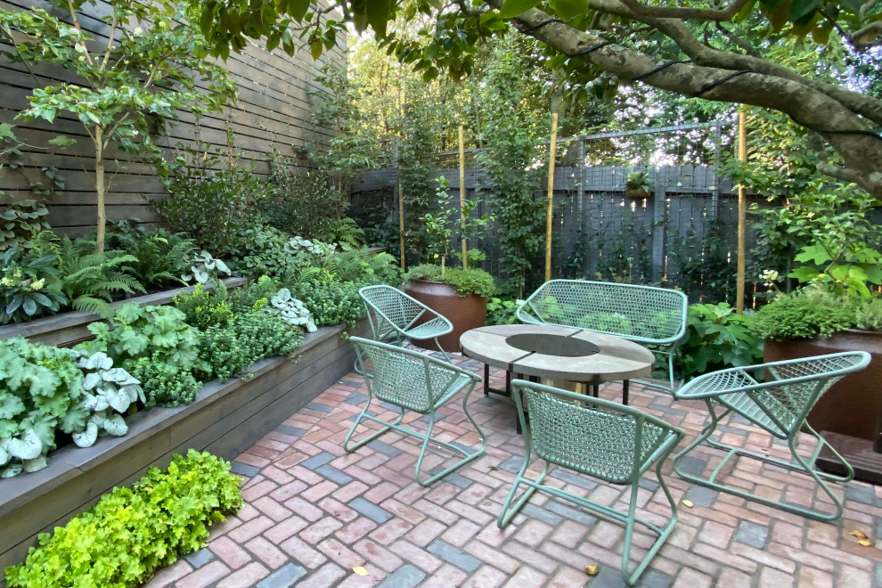 Diseño de patio bohemio pequeño sin cubierta en patio trasero con brasero y adoquines de ladrillo
