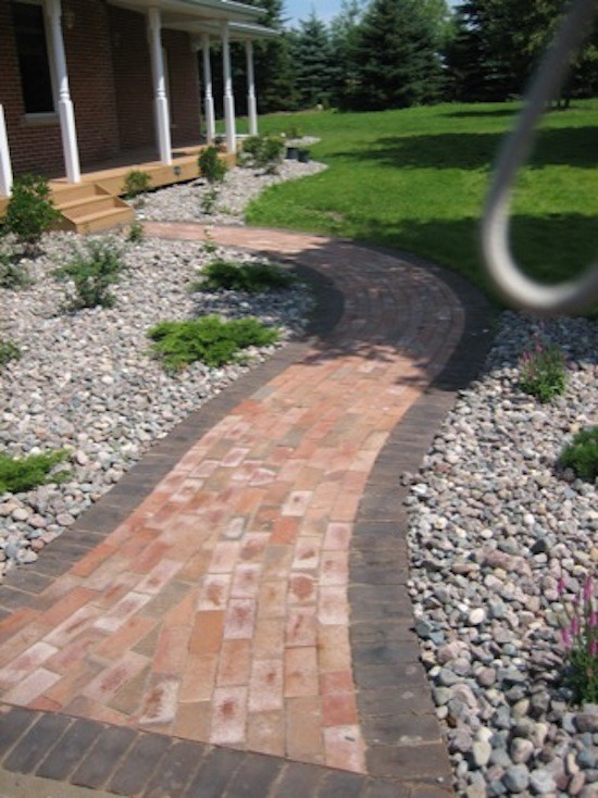 Small traditional front garden in Milwaukee with brick paving.