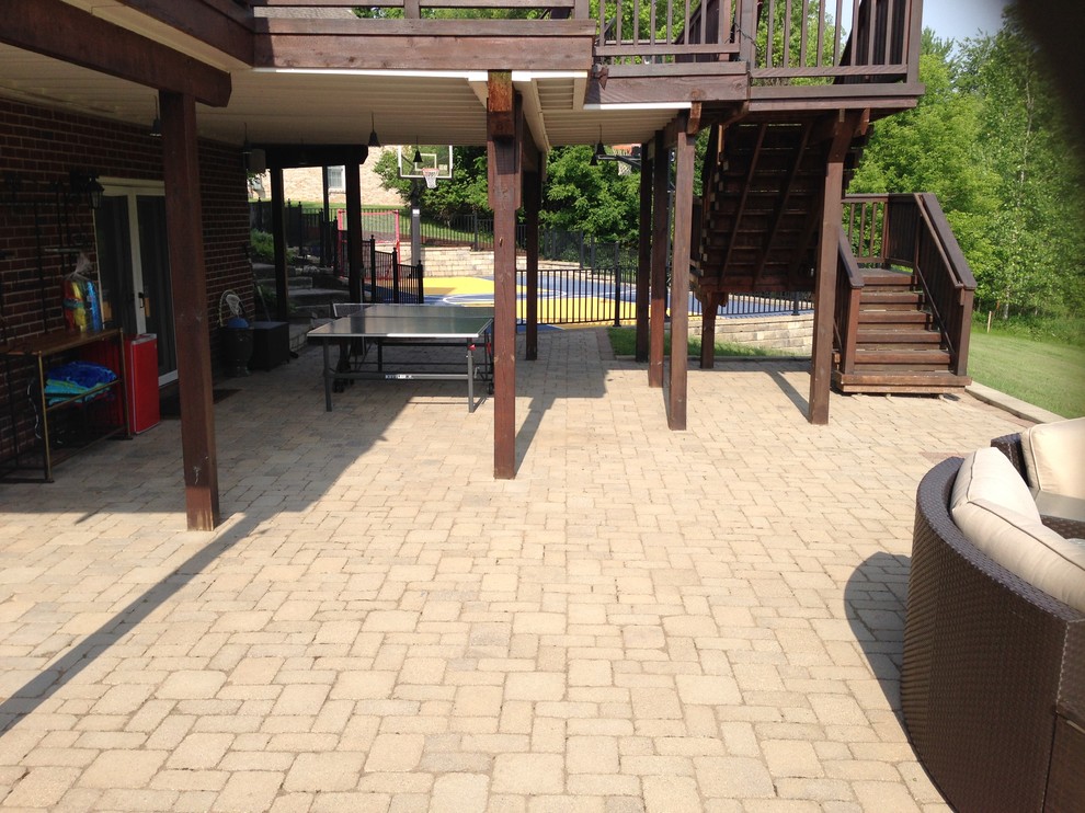 Immagine di un patio o portico tradizionale di medie dimensioni e dietro casa con pavimentazioni in mattoni