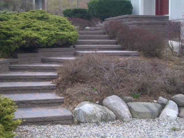 Design ideas for a traditional back garden in Detroit with natural stone paving.
