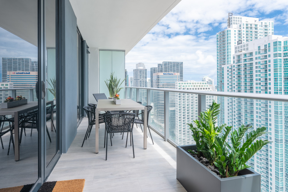 Design ideas for a contemporary balcony in Miami.