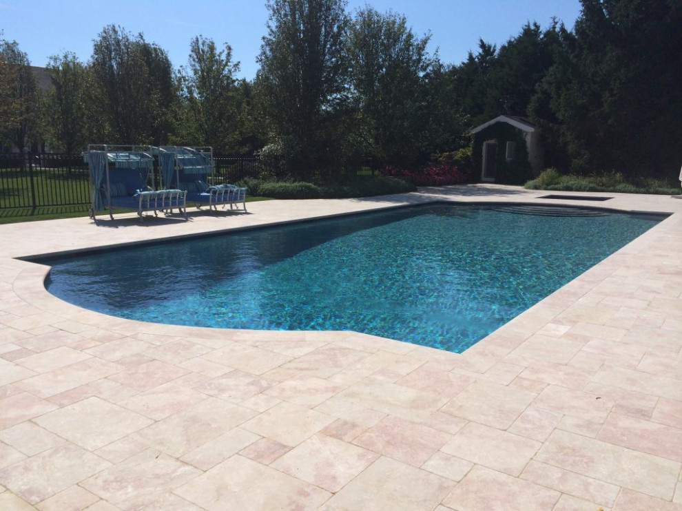 Diseño de piscina marinera grande en patio trasero con adoquines de ladrillo