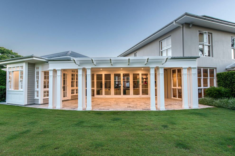 Пример оригинального дизайна: большой двор на заднем дворе в классическом стиле с покрытием из бетонных плит и навесом