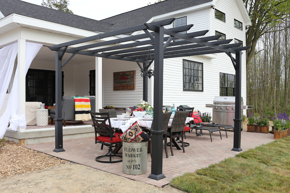 Design ideas for a farmhouse side patio in Grand Rapids.