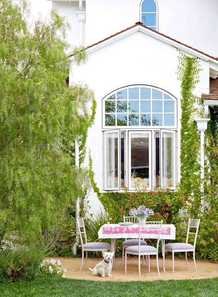 Cette image montre une terrasse arrière style shabby chic avec un gravier de granite et aucune couverture.