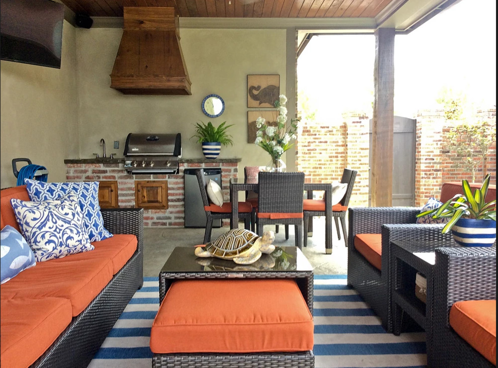 На фото: двор среднего размера на заднем дворе в стиле неоклассика (современная классика) с покрытием из бетонных плит, навесом и летней кухней