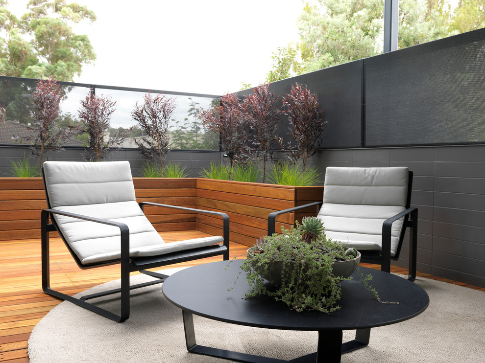 Idées déco pour une terrasse en bois contemporaine de taille moyenne avec une cour et aucune couverture.