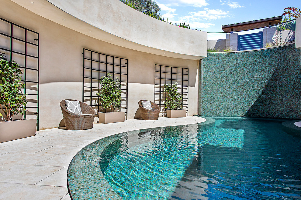Foto de piscina contemporánea grande en patio con adoquines de piedra natural