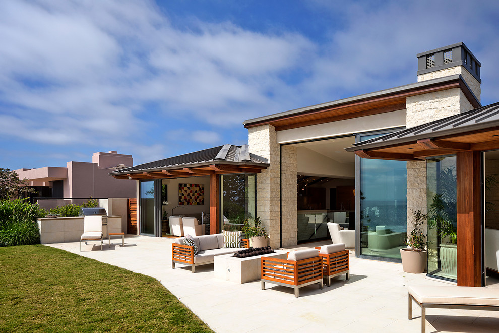 Пример оригинального дизайна: большой двор на заднем дворе в современном стиле с покрытием из каменной брусчатки без защиты от солнца