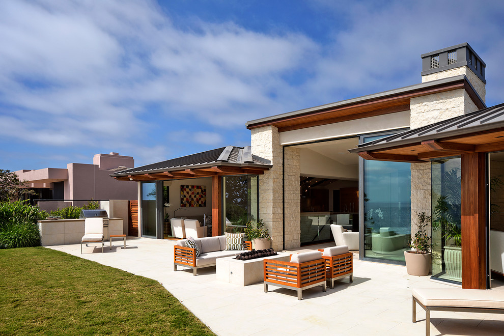 Exemple d'une grande terrasse arrière tendance avec des pavés en pierre naturelle et aucune couverture.