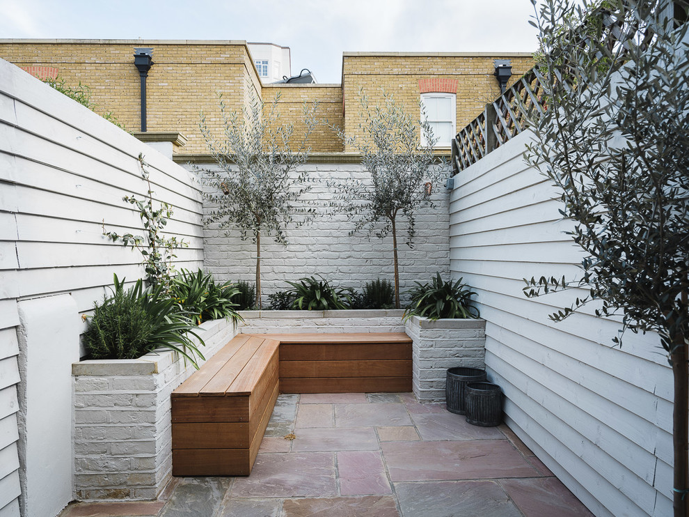 Ispirazione per un patio o portico minimal dietro casa con nessuna copertura