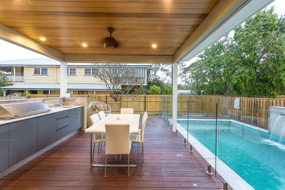 Idées déco pour une terrasse en bois arrière contemporaine avec une cuisine d'été et une pergola.