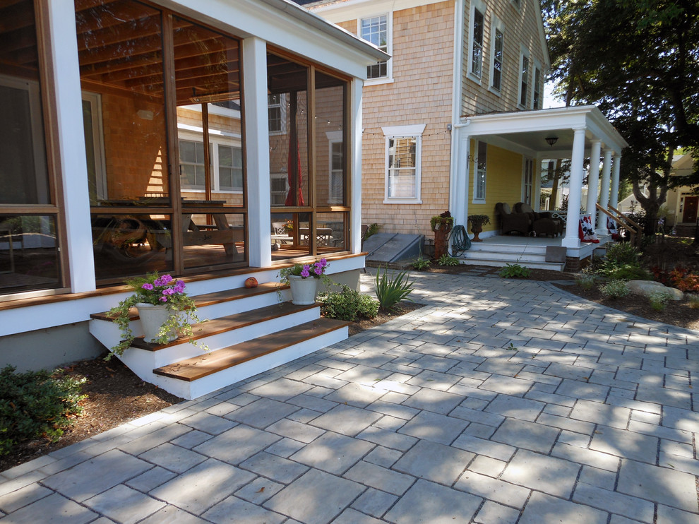 Idee per un patio o portico classico di medie dimensioni e nel cortile laterale con pavimentazioni in cemento e nessuna copertura