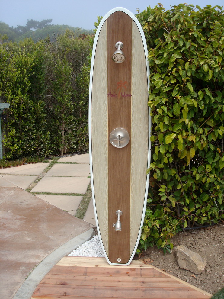 Outdoor patio shower - mid-sized coastal backyard outdoor patio shower idea in Los Angeles with no cover