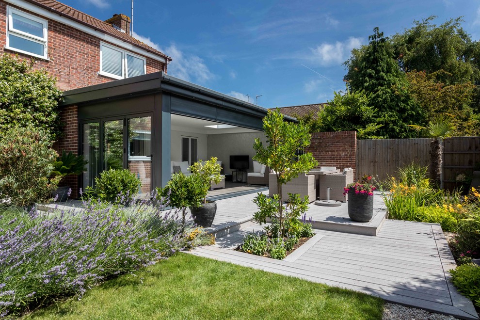 Kleiner, Unbedeckter Moderner Patio hinter dem Haus mit Dielen in Kent