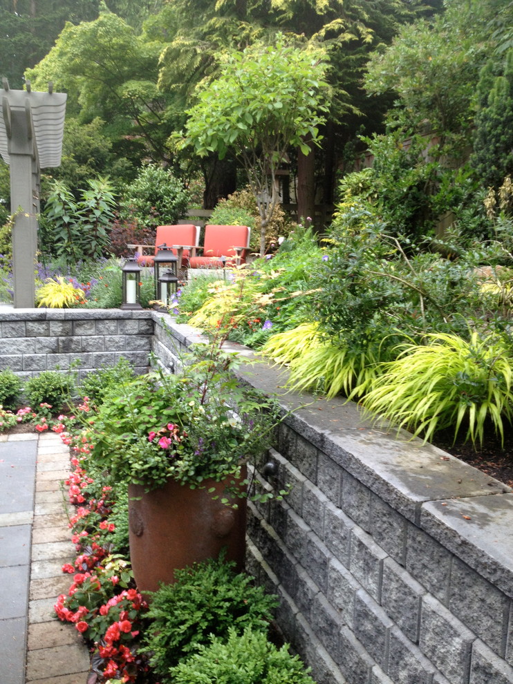 Пример оригинального дизайна: маленький двор на заднем дворе в стиле неоклассика (современная классика) с растениями в контейнерах для на участке и в саду