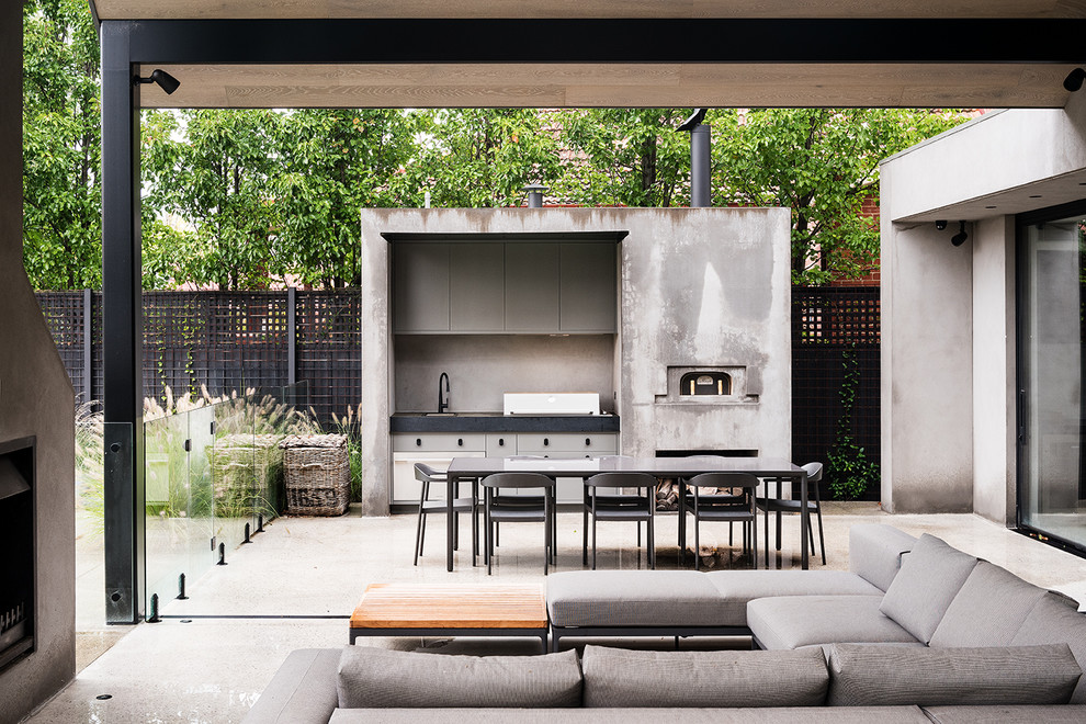Свежая идея для дизайна: двор среднего размера на заднем дворе в стиле лофт с покрытием из бетонных плит, козырьком и забором - отличное фото интерьера