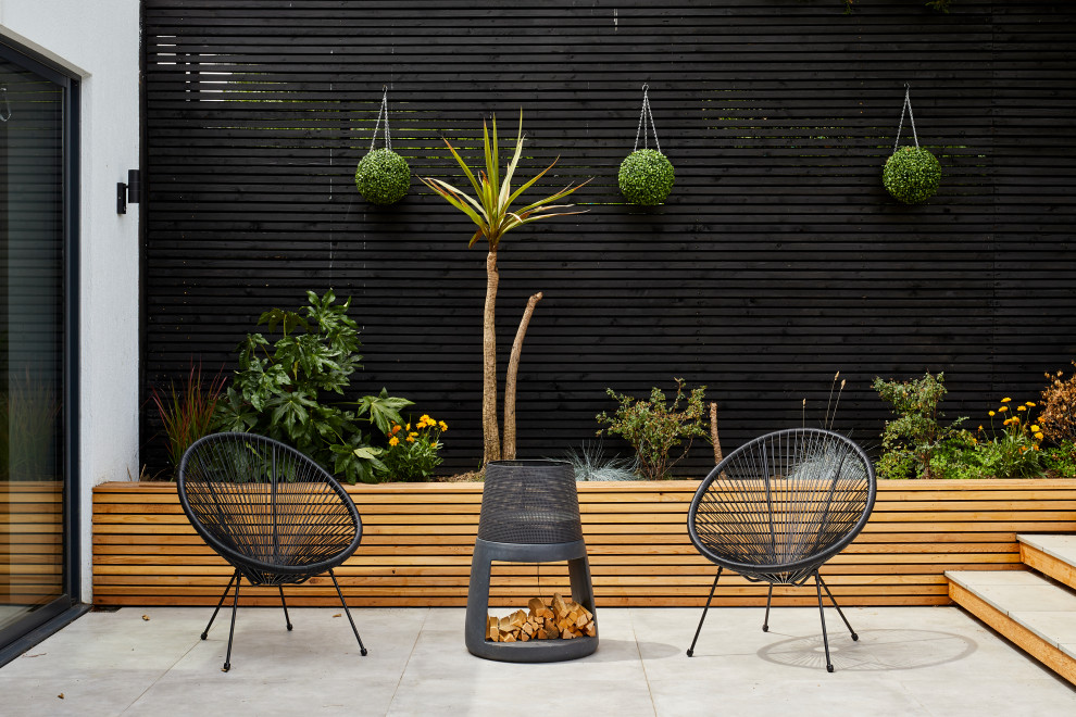 Inspiration for a contemporary patio in London with fencing.