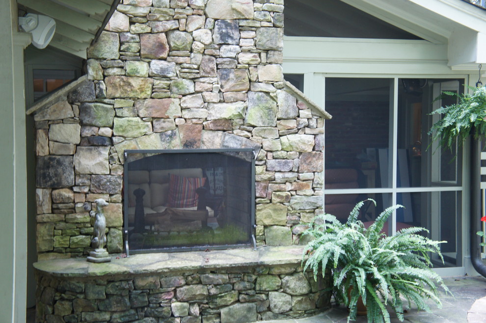Immagine di un patio o portico rustico di medie dimensioni e dietro casa