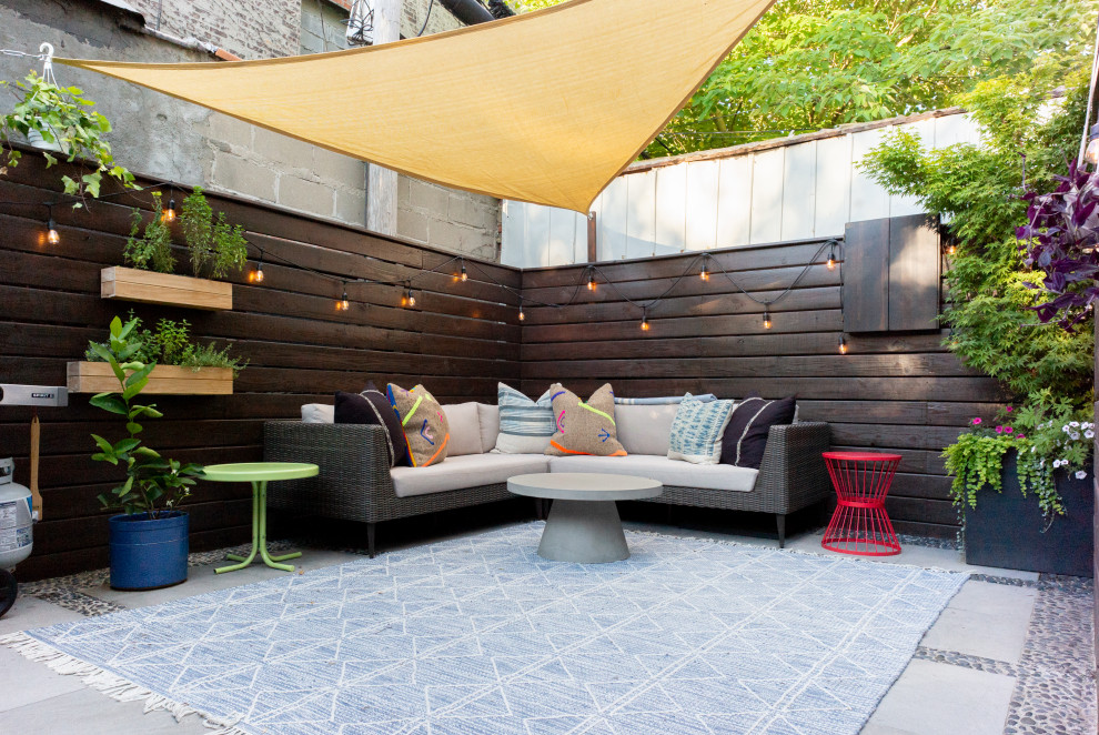 Kleiner Eklektischer Patio hinter dem Haus mit Kübelpflanzen, Betonplatten und Markisen in Austin