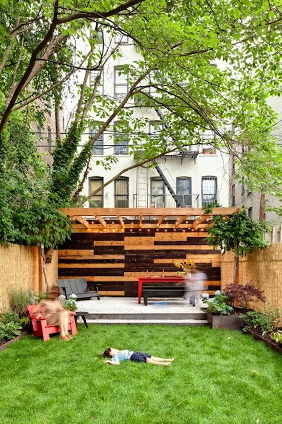 Patio container garden - mid-sized traditional backyard gravel patio container garden idea in New York with no cover