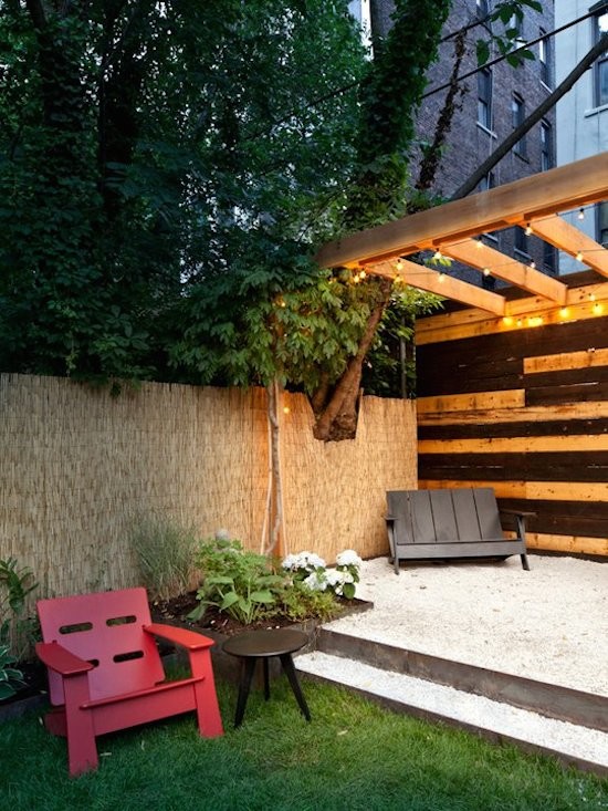 Пример оригинального дизайна: двор среднего размера на заднем дворе в классическом стиле с растениями в контейнерах и покрытием из гравия без защиты от солнца