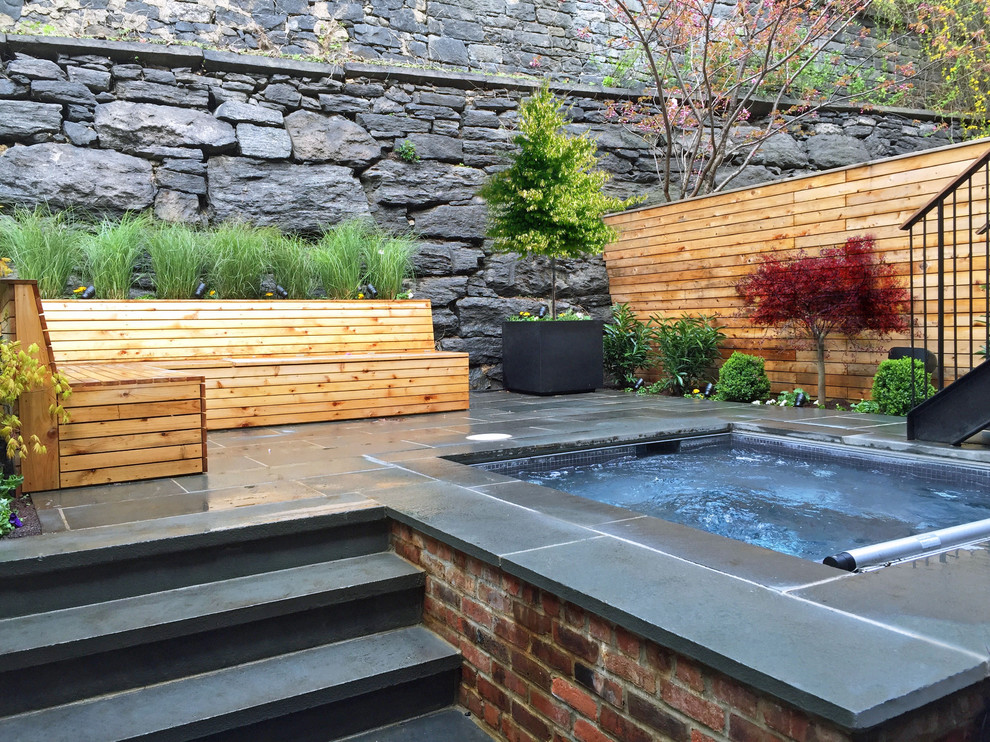 Modelo de patio contemporáneo en patio trasero con jardín de macetas y adoquines de piedra natural