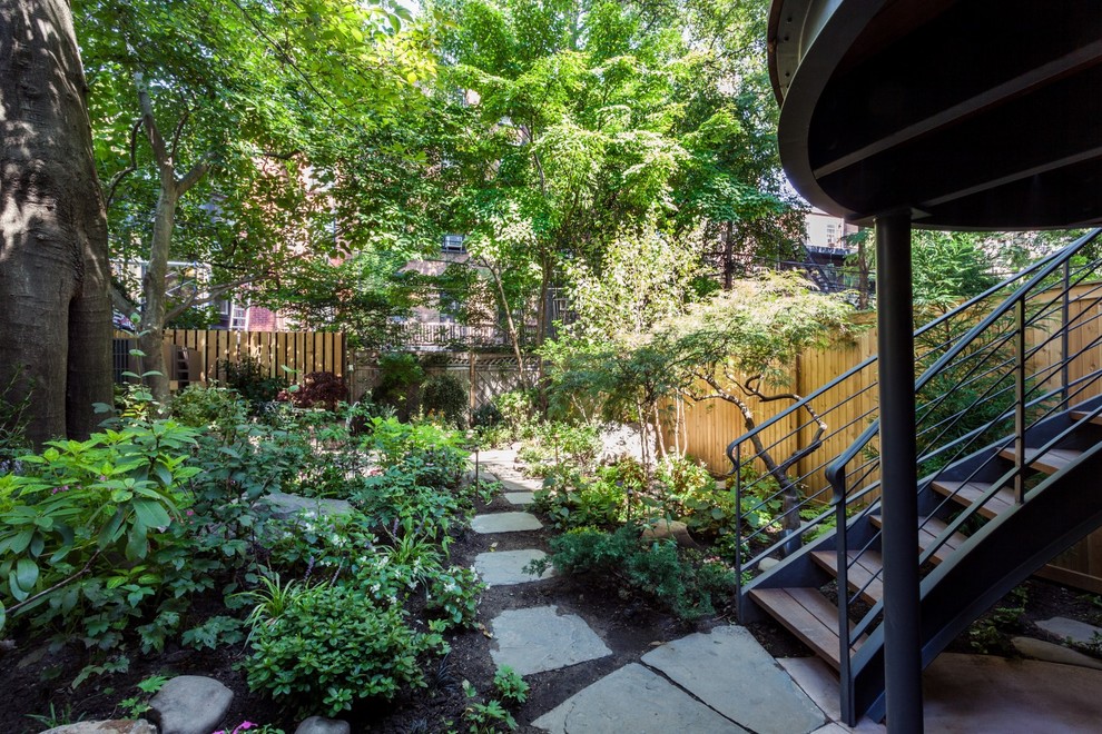 Mittelgroßer, Unbedeckter Industrial Patio hinter dem Haus mit Natursteinplatten in New York